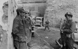 Soldati-tedeschi-prigionieri-Castel-del-Rio-1944-1945-820x656