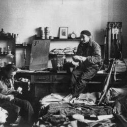 landini_enea_08_Madrid. November-December 1936. Members of the International Brigades, in a laboratory of the Medical School at the University of Madrid,