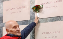 10_Piratello_Gardi_Vittorio_posa_fiotri_sulla_tomba_del_babbo
